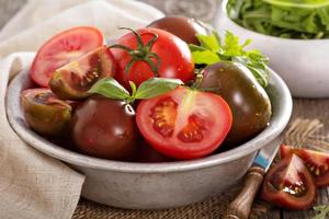 tomates fraîches mûres dans un bol photo