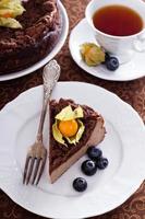 gâteau au fromage au chocolat avec garniture de chapelure photo