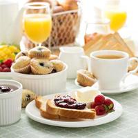 table de petit déjeuner continental frais et lumineux photo