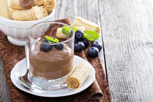 pudding au chocolat sain d'avocat photo