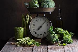 légumes verts frais sur de vieilles balances de cuisine