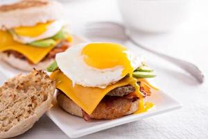 burger de petit-déjeuner avec avocat, fromage et bacon photo