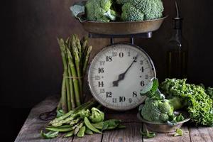 légumes verts frais sur de vieilles balances de cuisine photo