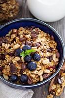 granola petit-déjeuner au chocolat dans un bol photo