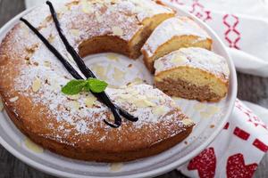 gâteau à la vanille, au chocolat et aux amandes sur un support photo