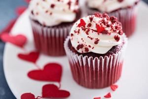 cupcakes en velours rouge pour la saint valentin photo