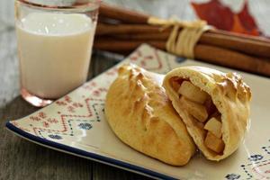 pâte à levure aux pommes, pierogi cuisine traditionnelle d'europe de l'est photo