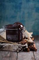 sorbet au chocolat épicé dans un pot photo