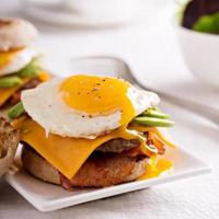 burger de petit-déjeuner avec avocat, fromage et bacon photo