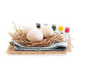 Oeufs en bois prêts à être peints isolés sur blanc photo