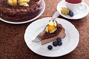 gâteau au fromage au chocolat avec garniture de chapelure photo