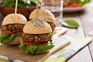 burgers végétaliens aux haricots et légumes photo