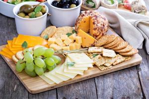 assiette de fromage sur une table photo