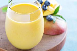 smoothie à la mangue sur une planche photo