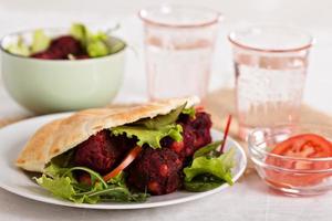 plat de boulettes de falafel à la betterave photo