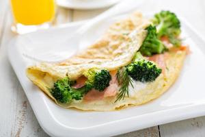 omelette aux blancs d'œufs avec saumon et brocoli photo