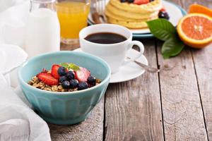 bol de petit déjeuner avec granola maison photo