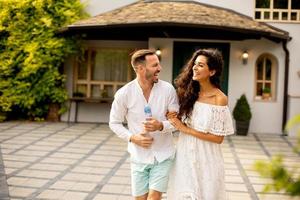 jeune couple marchant dans le jardin photo