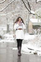 jeune femme en hiver photo