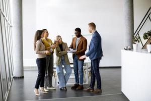 équipe créative travaillant ensemble dans le bureau moderne photo