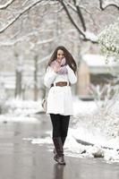 jeune femme en hiver photo