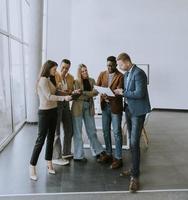 équipe créative travaillant ensemble dans le bureau moderne photo