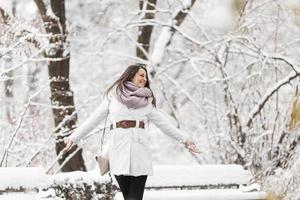 jeune femme en hiver photo