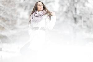 jeune femme en hiver photo