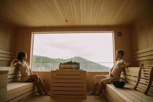 jeune couple se détendre dans le sauna photo