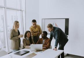 groupe d'hommes d'affaires multiethniques travaillant ensemble et préparant un nouveau projet lors d'une réunion au bureau photo