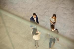 vue aérienne de l'équipe de gens d'affaires discutant dans le couloir du bureau photo