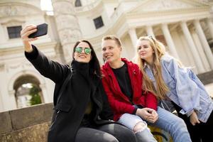 jeunes prenant selfie avec téléphone portable à vienne, autriche photo