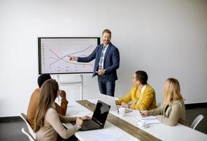 groupe d'hommes d'affaires multiethniques travaillant ensemble et préparant un nouveau projet lors d'une réunion au bureau photo