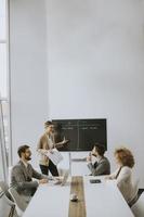 jeunes gens d'affaires multiethniques travaillant ensemble au bureau photo