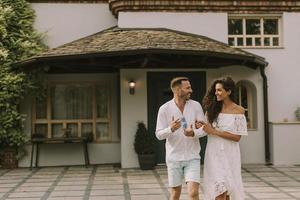 jeune couple marchant dans le jardin photo