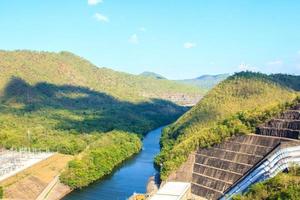 le barrage retient l'eau à utiliser pendant la saison sèche, pour la consommation, l'agriculture et la production d'électricité. situé en hauteur dans les montagnes rurales, c'est une rivière qui profite aux agriculteurs pour l'agriculture. photo