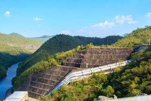 le barrage retient l'eau à utiliser pendant la saison sèche, pour la consommation, l'agriculture et la production d'électricité. situé en hauteur dans les montagnes rurales, c'est une rivière qui profite aux agriculteurs pour l'agriculture. photo