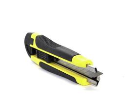 outils de bureau de couteau de coupeur jaune-noir et équipement de technicien sur un fond blanc photo
