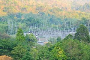 les centrales hydroélectriques sont prêtes à produire de l'électricité prête à alimenter les citoyens et les usines urbaines à partir de barrages à haute production et d'ingénieurs en électricité structurelle dans les montagnes rurales de la thaïlande. photo