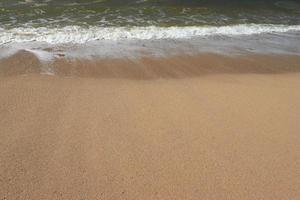 mousse d'eau avec du sable lisse. photo