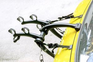 l'installation du support de voiture pour vélo est disponible sur un coffre de voiture jaune. photo