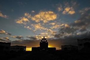 bâtiment au coucher du soleil photo