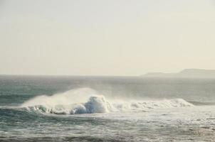 énormes vagues de la mer photo