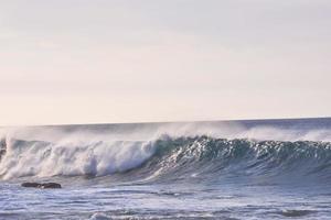 énormes vagues de la mer photo