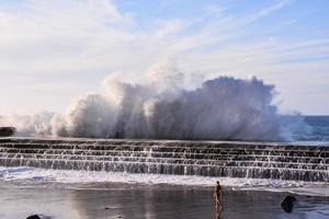 énormes vagues de la mer photo