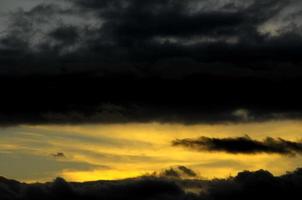 nuages colorés au coucher du soleil photo