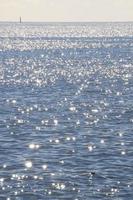 texture des vagues de l'eau bleue photo