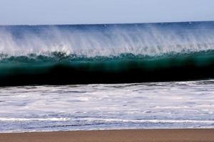 énormes vagues de la mer photo