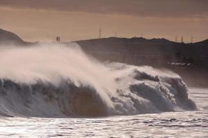 énormes vagues de la mer photo