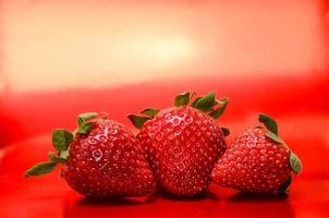 fraises sur fond rouge photo